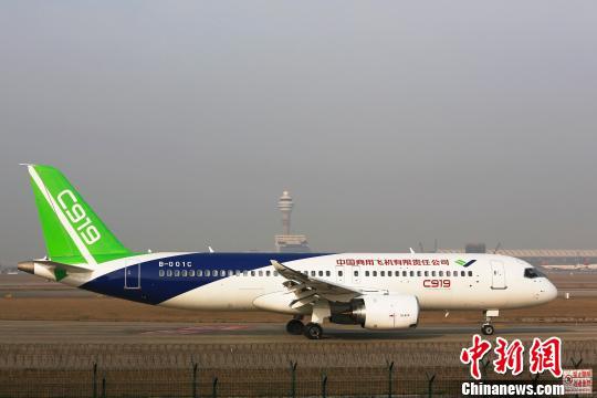 中国商飞C919大型客机第二架机在上海浦东国际机场滑行道上滑行。　殷立勤　摄
